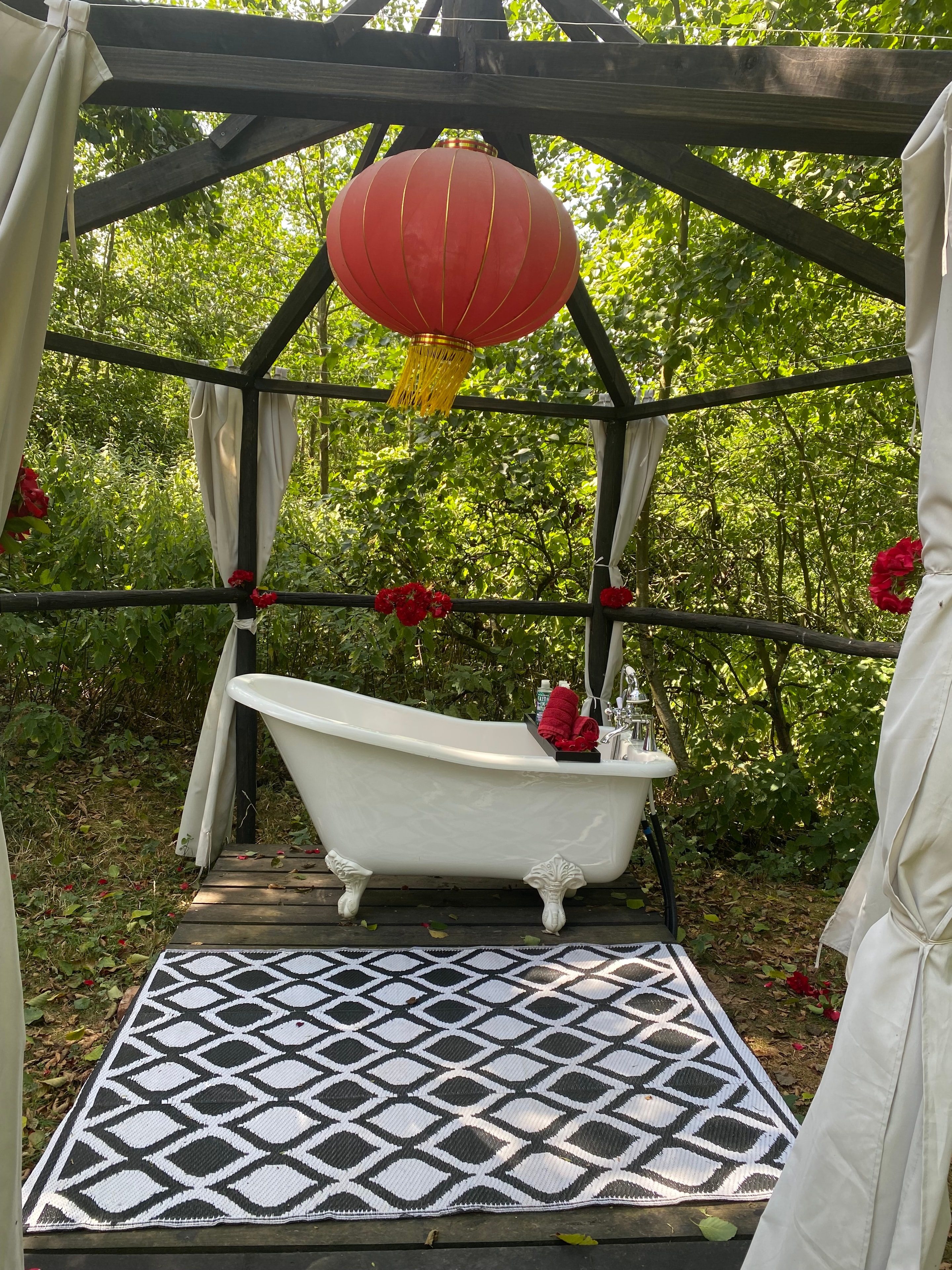 Outdoor bath area with red lantern and patterned rug